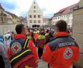 Bild: jma
Am Rande des Geschehens hielten sich Rot-Kreuz-Helfer am Faschingsdienstag in Auerbach bereit, um bei Bedarf eingreifen zu können.