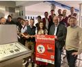 Bild: Elena Rodler /exb
Die Vertreter der Stadtkapelle Kemnath, des Horrido-Express, der Feuerwehr, der Ahornberger Dorfgemeinschaft sowie von Kolping freuen sich mit Braumeister Johannes Ponnath (Siebter von links) und den beiden Bürgermeistern Hermann Schraml und Roman Schäffler (vorne von rechts) auf einen zünftigen Abend.