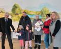 Bild: AWO-Kreisverband/exb
Einige Kinder kamen mit ihren Eltern (Mitte) zur Spendenübergabe ins „Haus der Pflege“ der Arbeiterwohlfahrt in Mitterteich. Kreisvorsitzender Edwin Ulrich (links), Geschäftsführerin Heike Laube (rechts) und Katrin Hoffmann (Zweite von rechts) vom BRK Wunsiedel, das bei der Vermittlung von Hilfeempfängern aus dem Landkreis Tirschenreuth geholfen hat, freuten sich über die Spendenbereitschaft.