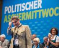 Bild: Peter Kneffel/dpa
Der CSU-Vorsitzende Markus Söder bedankt sich bei den Zuhörern nach seiner Rede beim Politischen Aschermittwoch der CSU in der Dreiländerhalle Passau.