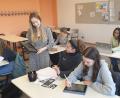 Bild: Heidi Witt-Selch/exb
Stefanie Frisch (stehend) ist als Quereinsteigerin zum Lehramt gekommen und unterrichtet heute am Beruflichen Schulzentrum in Amberg.