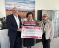 Bild: Stadt Marktredwitz/exb
Freude über hohe Spende: Im Bild von links Oberbürgermeister Oliver Weigel, Birgit Seelbinder und Edith Kalbskopf.