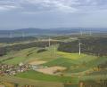 Bild: mür
Bei Bärnau stehen bereits Windkraftanlagen, der Stadtrat hat beschlossen weitere Vorrangflächen an den Planungsverband Oberpfalz-Nord zu melden. Das neue "Bürgerforum Windkraft mit Augenmaß" befürchtet aber den Bau von bis zu 22 Anlagen mit teils bis zu 250 Höhenmetern rund um die Stadt.