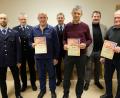 Bild: do
Im Rahmen der Jahreshauptversammlung ehrt der Feuerwehrverein Vorbach die Kameraden Thomas Lautner (mit Urkunden von links), Eduard Stopfer und Albert Kausler für 40 Jahre Mitgliedschaft. Es gratulierten Vorsitzender Marius Meier und Kreisbrandmeister Rainer Kopp (von links), Kommandant Tobias Lautner und Bürgermeister Alexander Goller.