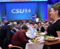 Bild: Stephan Huber
Gekochte Kartoffeln, roher Salzhering und markige Worte: Das ist das Rezept der Amberger CSU für den Politischen Aschermittwoch im ACC.