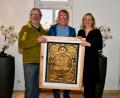 Bild: Verein "Licht für Kinder"/exb
Manfred Salcher und Peter Meckler überreichen Katharina Hage ein Mandala.