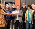 Bild: Jörg Maderer/exb
Anne Gierlach (links) und die Vorstandschaft der Freunde der Kunst freuen sich, aus der musikalischen Lesung "blau-gelber Sonntag" 689 Euro an die Partnerstadt Rivne in der Ukraine übergeben zu können, die stellvertretender Bürgermeister Egbert Völkl in Empfang nahm.