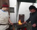 Archivbild: hka
Beim Museumstag 2020 ließ die fränkische Gruppe "Keltensonne" aus Hormersdorf im Museumshof das Schmiedefeuer glühen.