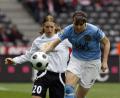 Bild: Rainer Jensen/dpa
Die Frankfurter Nationalspielerin in Petra Wimbersky (inksl) im Zweikampf mit der Saarbrückerin Nadine Kraus.