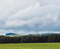 Bild: sfo
Im Windpark Ellenfeld betreibt die "Bürgerwindpark Ellenfeld GmbH & Co. KG" seit 2013 zwei Windenergieanlagen des Typs Enercon E-82 (zweites und drittes Windrad von rechts). Seit 1994/1995 befinden sich dort schon zwei Anlagen des Typs Enercon E-40. Künftig könnten in der Gemeinde Bärnau weitere Windräder errichtet werden, an denen auch eine Bürgerbeteiligung möglich sein soll.