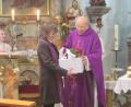 Bild: Christine Schwarz/exb
Als Sprecherin des Kuratbenefiziumsrats Paulsdorf gratuliert Christine Schwarz Pfarrer Bruno Todt zum 85. Geburtstag.
