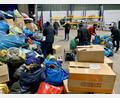 Bild: Gabi Schönberger
Helfer verladen in Weiden Hilfsgüter für die Ukraine. Auch Daniel Pufke (hinten, links) packt wieder mit an. Mit Unterstützung der Stadt Weiden und der Gemeinde Schirmitz bringen Pufke und die Lions auch Kleidung ins Kriegsgebiet.