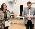 Bild: Eichl
Renate Schwarz wird von Bürgermeister Markus Ludwig als Nachfolgerin des ausgeschiedenen Gemeinderats der Freien Wähler, Eka Reber, vereidigt.