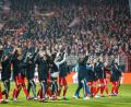 Bild: Andreas Gora/dpa
Union Berlin feiert nach dem Sieg gegen Ajax Amsterdam.