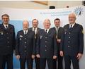 Bild: bnr
Nach 42 Jahren im Polizeidienst geht Polizeioberrat Helmar Termer (Zweiter von links) in den Ruhestand. Sein Nachfolger ist Erster Polizeihauptkommissar Jürgen Pfaffenzeller (Dritter von rechts). Der Präsident der Bayerischen Bereitschaftspolizei, Udo Skrzypczak (rechts), würdigte im Beisein von Gästen die Verdienste des angehenden Ruheständlers.