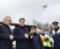 Bild: Daniel Löb
Ministerpräsident Markus Söder (Mitte) steuert in Waidhaus eine Drohne. Unterstützt wird er von einem Polizisten im Hintergrund.