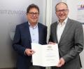 Bild: stg
Bürgermeister Roman Schäffler (r.) überreichte die Kommunale Dankurkunde an den langjährigen Stadtrat Stefan Prechtl.