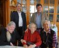 Bild: mmj
Heribert Kopp – im Bild mit Frau Helene und Tochter Marita – ist nun der älteste Bürger Stadlerns. Zum Geburtstag gratulierten Pfarrerin Ruth Schlinke und Bürgermeister Gerald Reiter (hinten von links).
