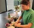 Bild: Portner
Kräuterpädagogin Jeanette Ring weiß die ersten frischen Kräuter nach dem langen Winter mit viel konserviertem Grün besonders zu schätzen.
