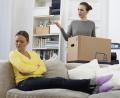Symbolbild: Christin Klose/dpa
Wenn eine Partnerin ein mitgebrachtes Sofa ablehnt, kann auch mehr dahinter stecken, etwa eine frühere Beziehung des geliebten Menschen. Das Paar sollte dann über Zweifel sprechen.