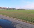 Bild: bsc
Eine Freifläche am östlichen Ortsrand von Friedenfels, am Radweg (vorne) von Friedenfels nach Voitenthan gelegen, wurde in das Projekt „Photovoltaikanlage Sonnenenergie Friedenfels/Voitenthan“ integriert.