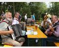 Archivbild: Fröhlich
Mit einem kleinen Kreis von Hobbymusikanten hat Günter Pistor (vorne links) über Jahrzehnte hinweg bei Festen mit seinen Hobbymusikanten für gute Stimmung gesorgt. In seinem Sinne soll es nun mit den Musikertreffen in der Hammerschänke weitergehen.