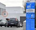 Bildmontage: Petra Hartl
Die Kamera hat alles im Blick: Die Nummernschilder der Autos werden an der Parkplatz-Zufahrt der Oberpfalz-Arkaden gescannt. Das blaue Schild ist gespickt voll mit Kleingedrucktem über Vertragsstrafen und Parkregeln.