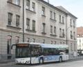 Bild: Gabi Schönberger
Ein paar Meter vom Bahnhof entfernt ist die Bushaltestelle des Stadtbusses. Eine engere Verzahnung des städtischen ÖPNV mit dem der Region ist Teil des Mobilitätskonzeptes in Weiden.