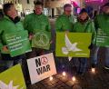 Bild: R. Kreuzer
Weißes Kerzenlicht erhellt die Friedensbotschaften der Greenpeace-Gruppe Weiden am Jahrestag russischen Überfalls auf die Ukraine.