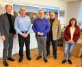 Bild: Maria Schuierer/Stadt Schwandorf/exb
Oberbürgermeister Andreas Feller (Mitte) hieß Karel Dyk (Zweiter von links) aus Karlsbad in Schwandorf willkommen. Schulleiter Johannes Werner (links), Schulleiter des CFG-Gymnasiums, ermöglichte mit Unterstützung von Ernst Schober (Zweiter von rechts), dem Vorsitzenden des Partnerschaftskomitees Schwandorf/Sokolov ein kurzes Praktikum von Karel Dyk am Schwandorfer Gymnasium.