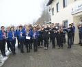 Bild: dob
"Mein Heimatland" lautete der Musiktitel beider Musikkapellen vor dem Roggensteiner Sportheim als Auftakt zum Patenbitten.