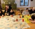 Bild: do
Konservendosen dienten den Kindern als Bastelvorlage, um daraus ideenreich Insektenhotels, Marienkäfer und Biene Majas zu zaubern.