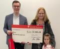 Bild: Sparkasse /exb
Marcela Burgerova mit Tochter freut sich über den Gewinnscheck in Höhe von 10.000 Euro, den Filialdirektor Michael Schelkshorn in Windischeschenbach überreicht.