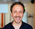 Bild: Moritz Jacobi/exb
Christof Jauernig ist mit „Eintausendmal Lebensglück – Erinnern, was zählt“ im Lesecafé der Stadtbibliothek zu Gast.