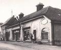 Bild: Archiv Werner Robl
Aus der Ziegelei Quast (zuvor Lindner) wurde ab 1920 ein für die damalige Zeit modernes Lichtspielhaus (vorne im Bild).