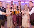 Bild: do
Zu einem bayerischen Abend nach dem Reinheitsgebot gehören charmante Moidla in Dirndln und fesche Boum in der Krachledernen. Das fördert auch die Hochstimmung von FC-Vorstand Bastian Dötsch (Dritter von rechts).