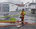 Bild: fks
Nach der Übung begutachtete Atemschutzträger Bastian Kaiser von der Feuerwehr Erbendorf die Löschwasserversorgung außerhalb des Brandhauses (rechts im Bild) der staatlichen Feuerwehrschule Würzburg.