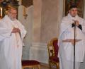 Bild: jr
Kaplan Ramon Rodriguez (rechts) mit Pfarrseelsorger Pater Benedikt Leitmayr beim Gottesdienst zum jüngsten Resl-Gebetstag in Konnersreuth.