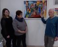 Bild: hka
Den Frauen von der Kunst AG, Sieglinde Konhäuser und Carina Kö.rner (links) erläutert Walter Heiter sein Bild "Arbeit im All".