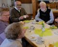 Bild: le
Dr. Heinrich Schroeter (dritter von rechts), ehemaliger SPD-Marktrat in Floß, erfreut im Klub 70 mit Bildern aus Franken.