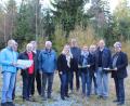 Bild: njn
Um sich selbst ein Bild vom geplanten Windpark am Hessenreuther Berg zu machen, trafen sich die Führungskräfte der Bürger-Energiegenossenschaft West eG aus Grafenwöhr. Mit auf dem Bild Vorstand Udo Greim (Dritter von links) und Vorstandskollege Johann Mayer (Fünfter von rechts) von der Bürger-Energiegenossenschaft sowie die Geschäftsführer der Firma NES, Birgit Grünbauer (Vierte von rechts) und Maria Schmidt (Sechste von rechts).