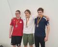 Bild: rbg
Leonhard Fütterer vom Tirschenreuther Schwimm-Club (rechts) überraschte bei den süddeutschen Langstrecken-Meisterschaften in Offenbach mit dem Gewinn der Bronzemedaille über die 400 Meter Lagen hinter Frederic Bensalah (SC Wiesbaden) und Julian Abele (SV Cannstatt).