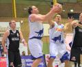 Bild: Büttner
Im letzten Heimspiel der Karriere noch einmal mittendrin: Daniel Waldhauser (Zweiter von links) und die Basketballer des TB Weiden gewannen in der Bezirksoberliga das Derby gegen die DJK Neustadt/WN III.