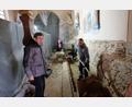 Bild: le
Pfarrer Max Früchtl ist bei den Sanierungsmaßnahmen in der Nikolauskirche immer wieder zugegen. Vor allem die Außenmauern müssen trockengelegt werden. .