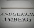 Archivbild: Daniel Karmann/dpa
Die Aufschrift Landgericht Amberg weist auf das Gerichtsgebäude hin.