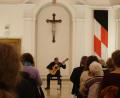 Bild: Johannes Röttges/exb
Gitarrist Friedemann Wuttke bei seinem Konzert am Freitag in der Aula des Klosters Waldsassen.