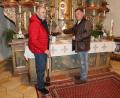 Bild: mrr
Riedens Mesner Hans Hiller und Johannes Zeindl (von links) haben alles im Griff. Die Arbeiten und die Gottesdienste haben sich die beiden engagierten Kirchenpfleger aufgeteilt.