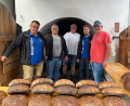 Bild: Josef Moldaschl/exb
Die neue Neustädter Backofen-Truppe der Bürgerwehr: Von links: Kommandant Josef Moldaschl nimmt die Bestellungen entgegen, Arthur Richtmann, Josef Marzi, Christian Schmid und stellvertretender Kommandant Helmut Fukerider sind die neuen Bäcker in der Lindenstraße in Neustadt/WN.