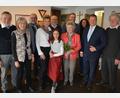 Bild: jr
Herma Laumer (vorne, mit Rose) feierte am Sonntag ihren 80. Geburtstag. Es gratulierten (von links) Helmut Braith, Angelika Laumer, Schwiegersohn Thomas mit Tochter Petra und Enkelin Emma, Stadtpfarrer Anton Witt, Sohn Markus mit Ehefrau Christine sowie Bürgermeister Stefan Grillmeier und TuS-Präsident Anton Bauernfeind.