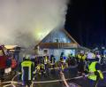 Bild: Oliver Becher
Rund 90 Feuerwehrleute waren am Montagfrüh in Pullenreuth im Einsatz. Dort brannten eine Garage, Nebengebäude und ein Wohnhaus.